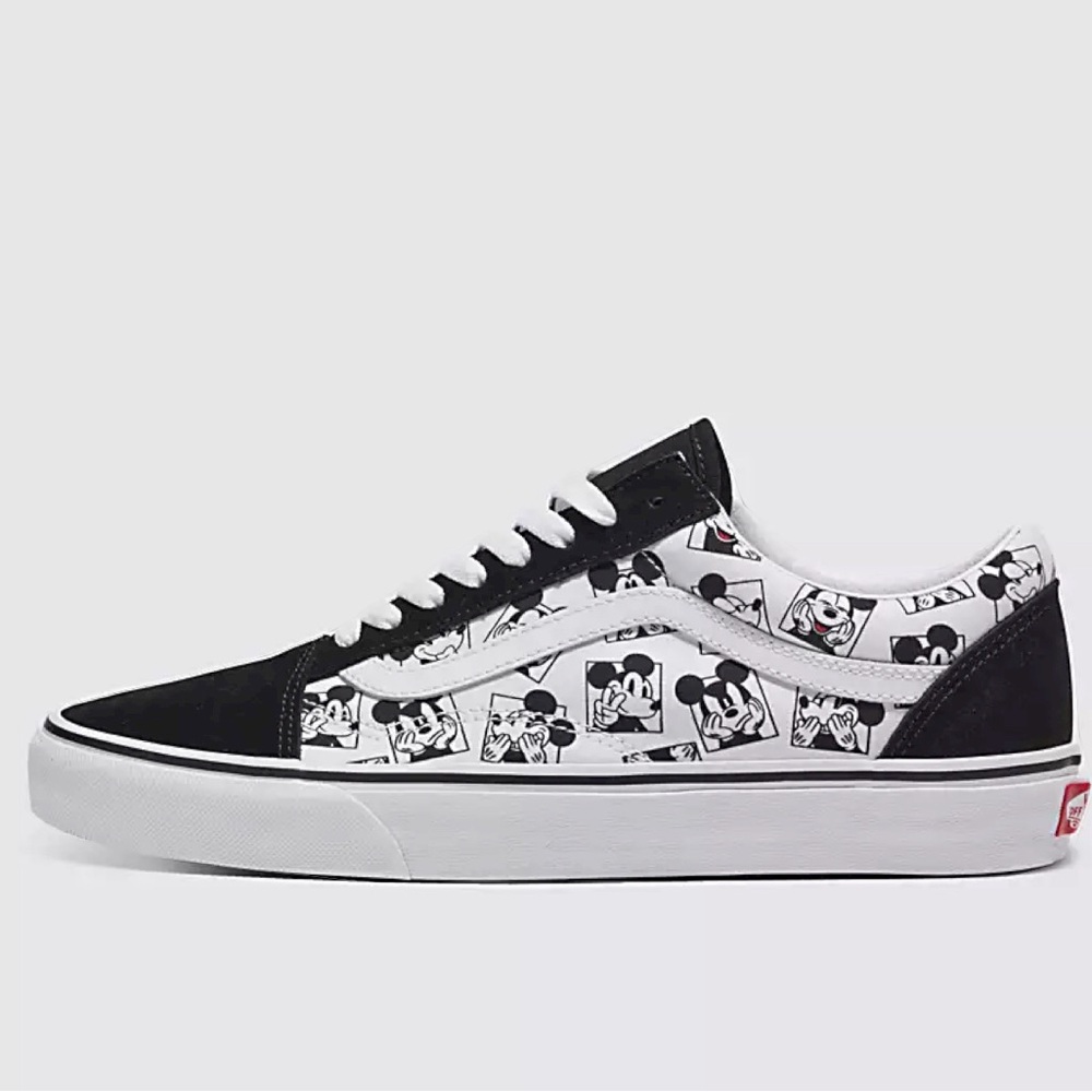 Disney X Vans Customs Mickey Old Skool Shoe
Men size 7 = women's 8.5